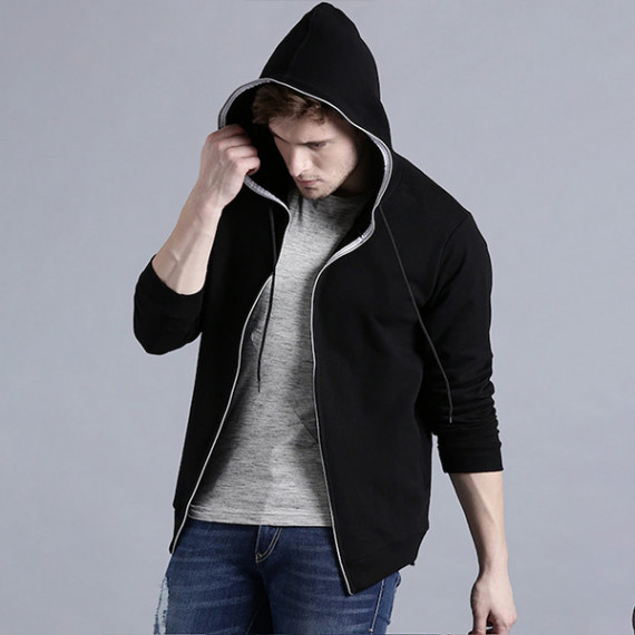 https://www.hypepulse.in/products/men-black-solid-hooded-sweatshirt